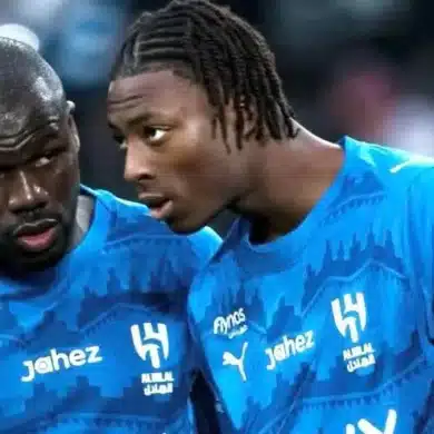 Kader Meïté célèbre la King’s Cup remportée avec Al Hilal.