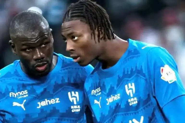 Kader Meïté célèbre la King’s Cup remportée avec Al Hilal.