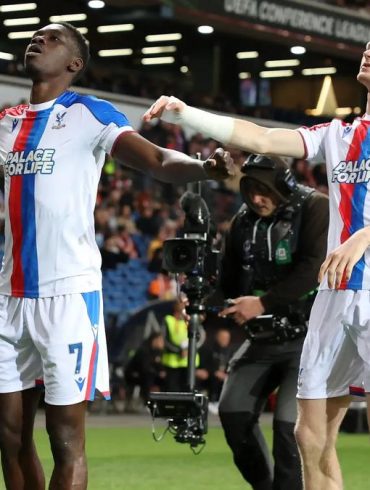 Ismaïla Sarr confirme son immense campagne européenne avec Crystal Palace en Conference League.