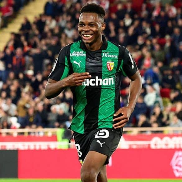 Mamadou Sangaré attire l’attention de Manchester United après sa belle saison avec le RC Lens.