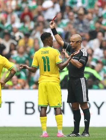 Themba Zwane manquera trois matchs après son carton rouge contre le Mexique.