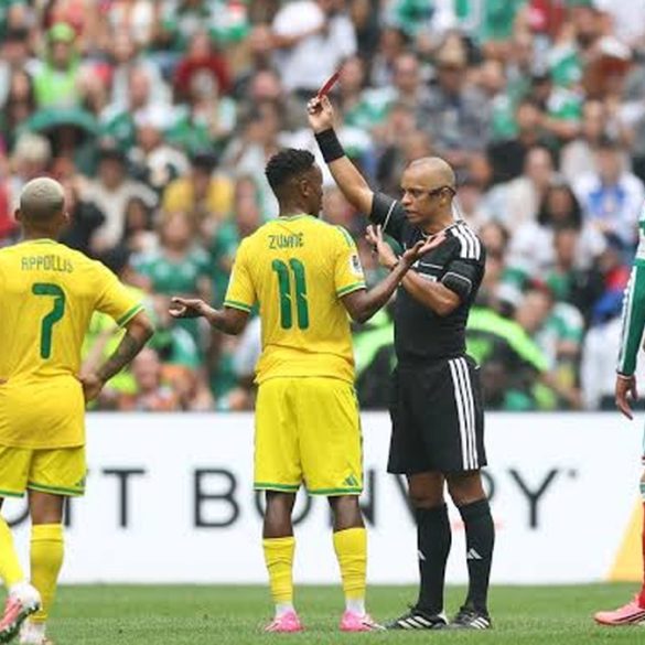 Themba Zwane manquera trois matchs après son carton rouge contre le Mexique.