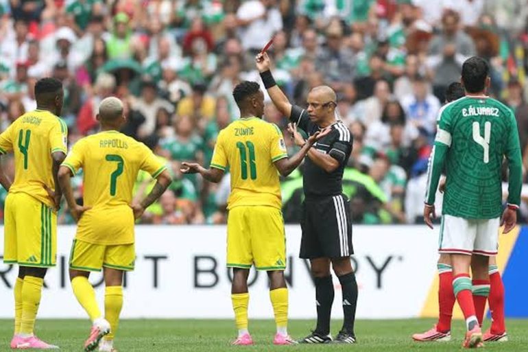 Themba Zwane manquera trois matchs après son carton rouge contre le Mexique.