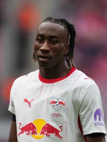 Yan Diomandé est fortement courtisé par Liverpool, mais Leipzig reste exigeant.