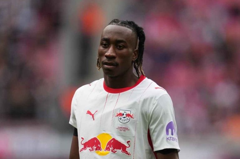 Yan Diomandé est fortement courtisé par Liverpool, mais Leipzig reste exigeant.