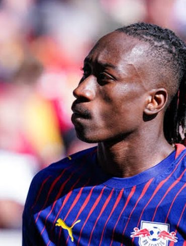 Yan Diomandé reste une priorité pour Liverpool, mais Leipzig bloque pour l’instant.
