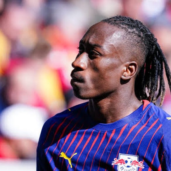 Yan Diomandé reste une priorité pour Liverpool, mais Leipzig bloque pour l’instant.