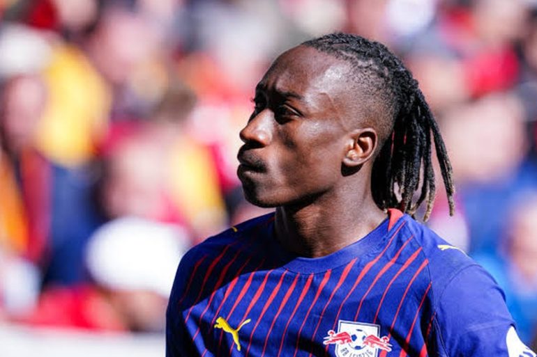 Yan Diomandé reste une priorité pour Liverpool, mais Leipzig bloque pour l’instant.