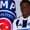 Dalo Stann Élysée lors de sa signature officielle avec Kasımpaşa.