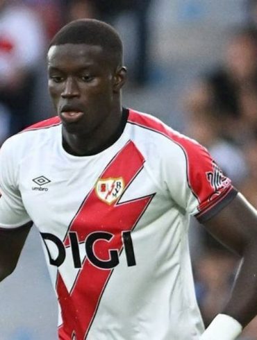 Nobel Mendy s’installe durablement au Rayo Vallecano après son prêt réussi.