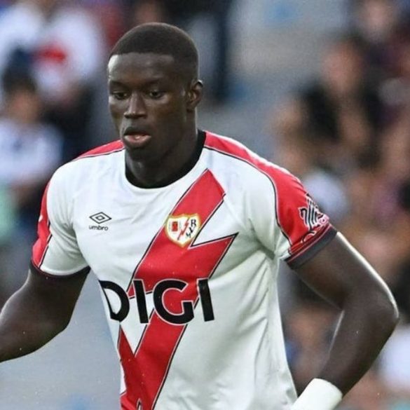 Nobel Mendy s’installe durablement au Rayo Vallecano après son prêt réussi.