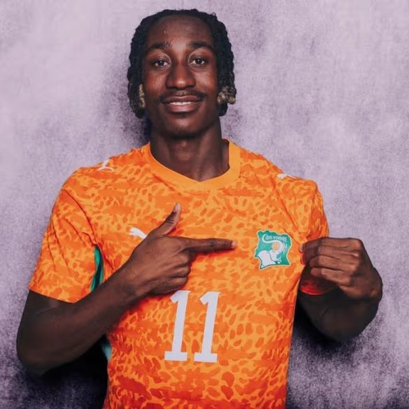 Yan Diomandé pose avec son trophée d’homme du match après Côte d’Ivoire – Équateur.