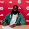 Tolu Arokodare pose avec le maillot de l’Ajax après la signature de son prêt en provenance de Wolverhampton.
