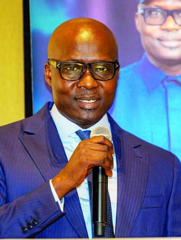 Abdoulaye Fall, président de la Fédération sénégalaise de football, s’exprimant lors d’une conférence de presse.