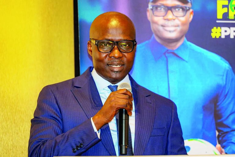 Abdoulaye Fall, président de la Fédération sénégalaise de football, s’exprimant lors d’une conférence de presse.