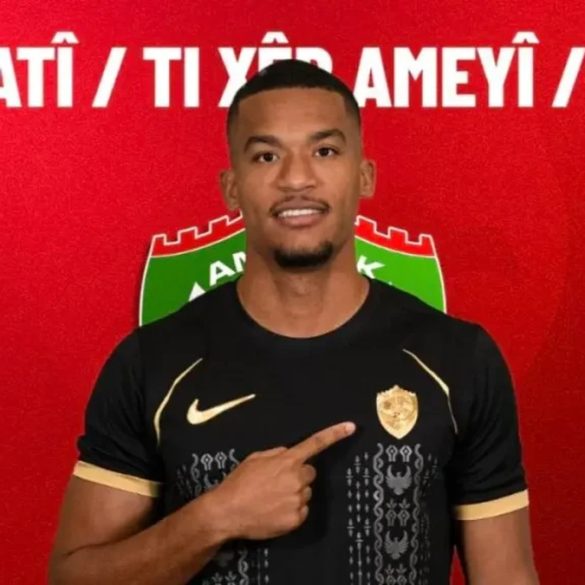 Alban Lafont pose sous les couleurs d’Amedspor après son départ définitif du FC Nantes.