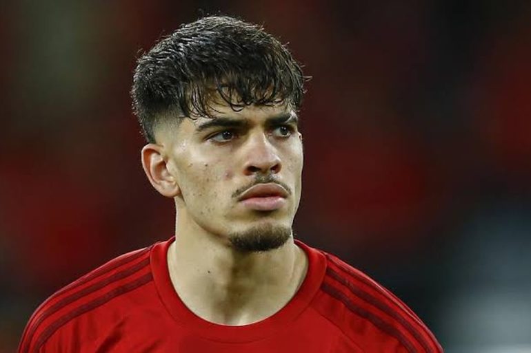 Aston Villa s’intéresse à Ez Abde, mais le Real Betis réclame 60 millions d’euros pour l’ailier marocain.