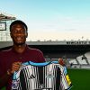 Aladji Bamba présente le maillot de Newcastle après son transfert en provenance de l’AS Monaco.