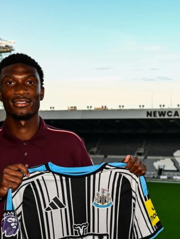 Aladji Bamba présente le maillot de Newcastle après son transfert en provenance de l’AS Monaco.