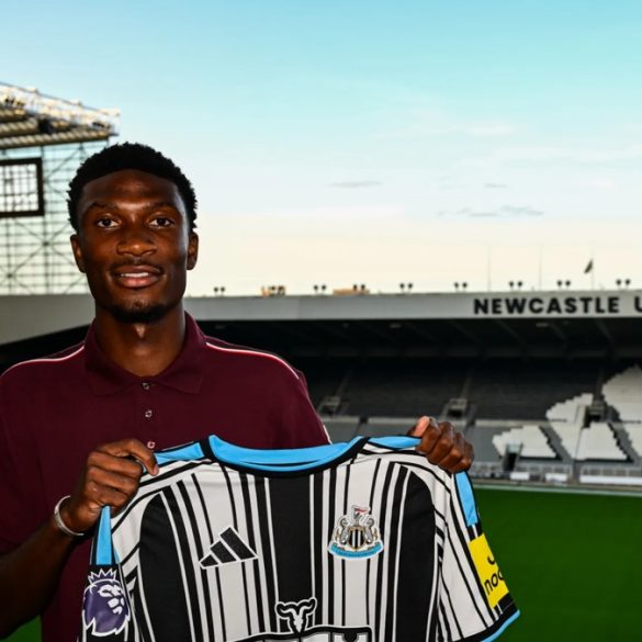 Aladji Bamba présente le maillot de Newcastle après son transfert en provenance de l’AS Monaco.