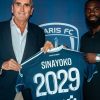 Lassine Sinayoko présente son nouveau maillot après avoir signé au Paris FC jusqu’en 2029.
