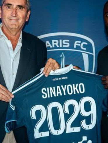 Lassine Sinayoko présente son nouveau maillot après avoir signé au Paris FC jusqu’en 2029.
