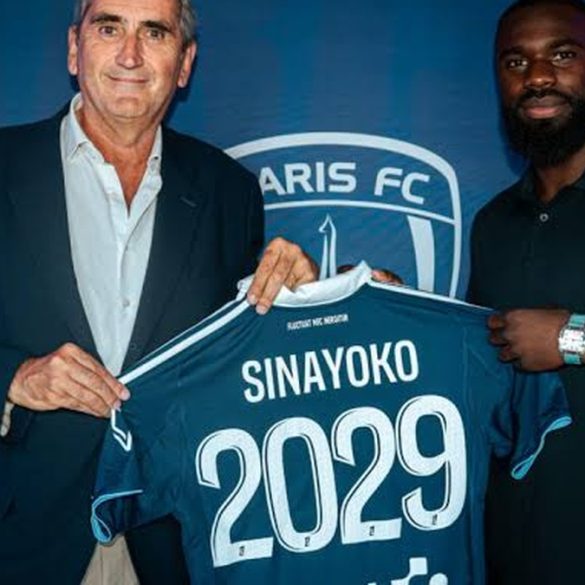 Lassine Sinayoko présente son nouveau maillot après avoir signé au Paris FC jusqu’en 2029.