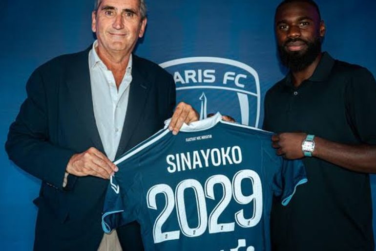 Lassine Sinayoko présente son nouveau maillot après avoir signé au Paris FC jusqu’en 2029.