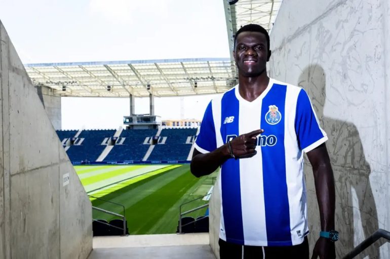 Mame Niang pose avec le maillot du FC Porto après son transfert en provenance de HamKam.