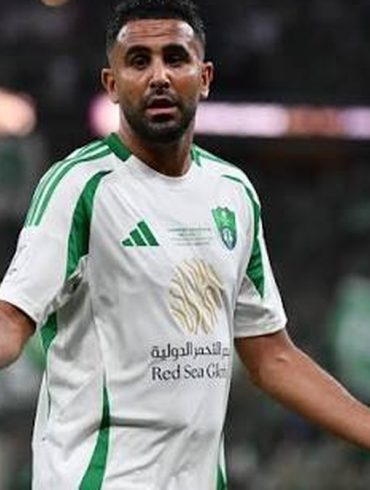Riyad Mahrez quitte officiellement Al Ahli après trois saisons passées en Arabie Saoudite