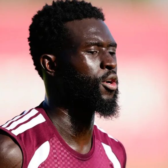 Arouna Sangante sous le maillot du Séville FC pendant la préparation de la saison 2026-2027.