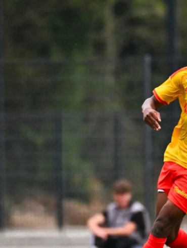Mamadou Sangaré pourrait quitter le RC Lens pour Brentford, tandis que Crystal Palace prépare une possible surenchère.