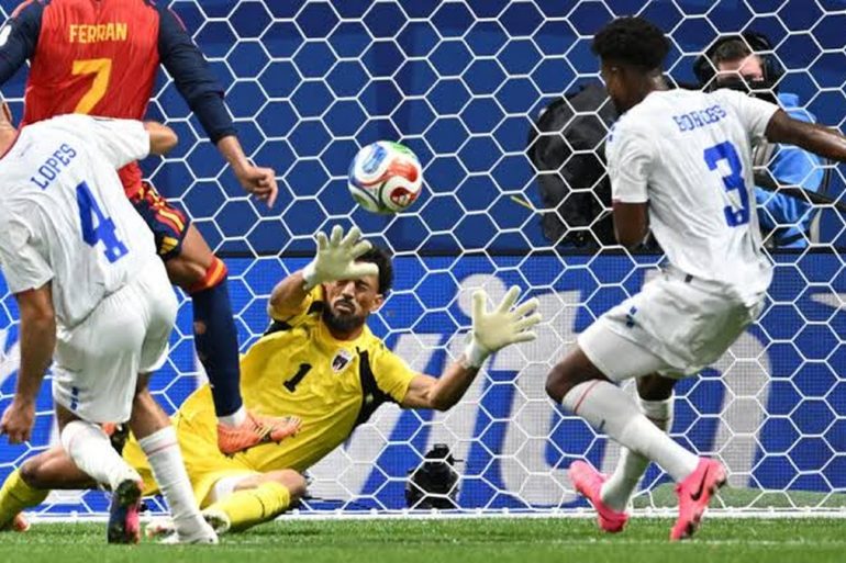 Le Cap-Verdien Logan Costa Borges félicite Lamine Yamal après le nul historique obtenu face à l’Espagne.
