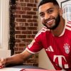 Ismaël Saibari pose avec le maillot du Bayern Munich après son transfert depuis le PSV Eindhoven.