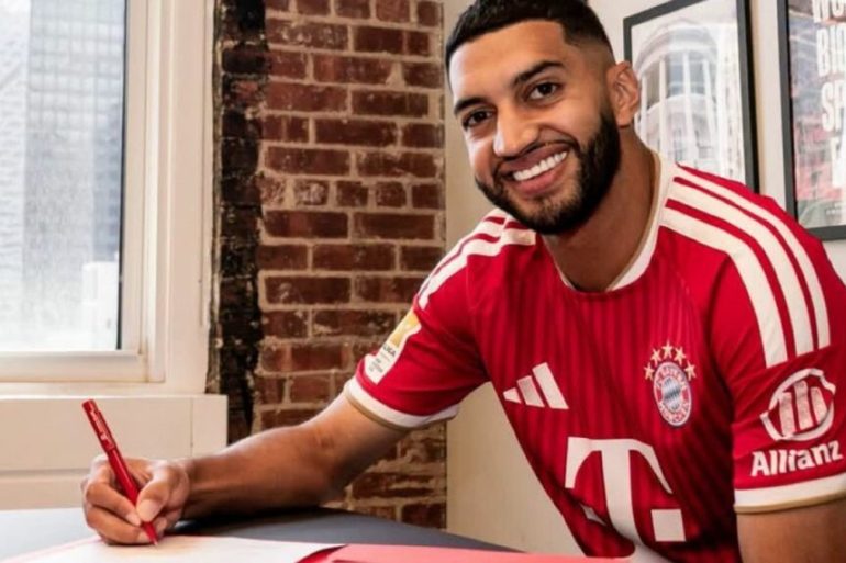 Ismaël Saibari pose avec le maillot du Bayern Munich après son transfert depuis le PSV Eindhoven.