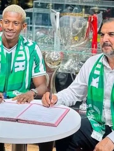 Éric Souleymane Konaté signe son contrat avec Konyaspor après son passage à Max United FC.