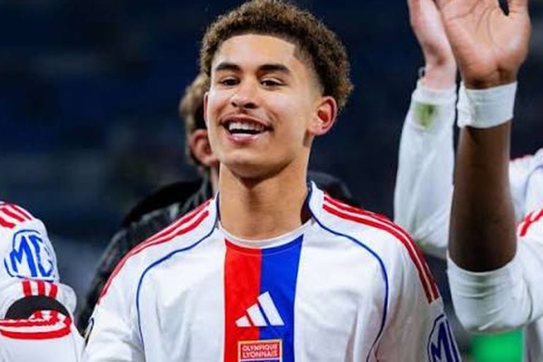 Le Sénégal tente de convaincre le jeune Lyonnais Adil Hamdani.