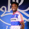 Tariq Lamptey pose avec le maillot de QPR après la signature de son contrat.