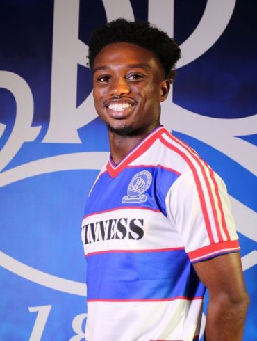 Tariq Lamptey pose avec le maillot de QPR après la signature de son contrat.