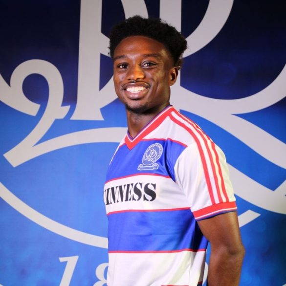 Tariq Lamptey pose avec le maillot de QPR après la signature de son contrat.