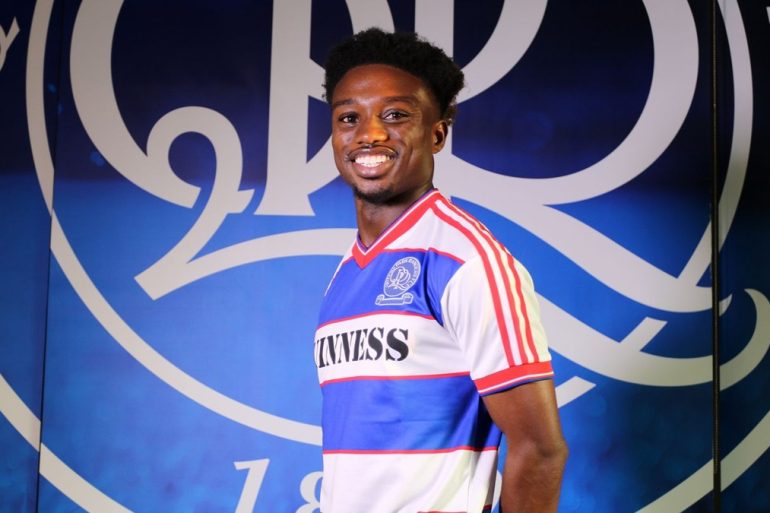 Tariq Lamptey pose avec le maillot de QPR après la signature de son contrat.