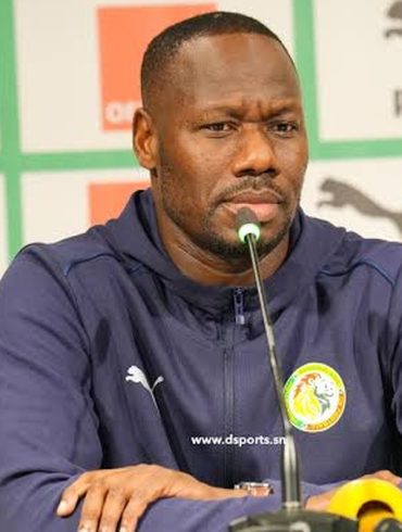 Pape Thiaw, ancien sélectionneur du Sénégal, au centre d’un différend contractuel entre l’État et la Fédération sénégalaise de football.