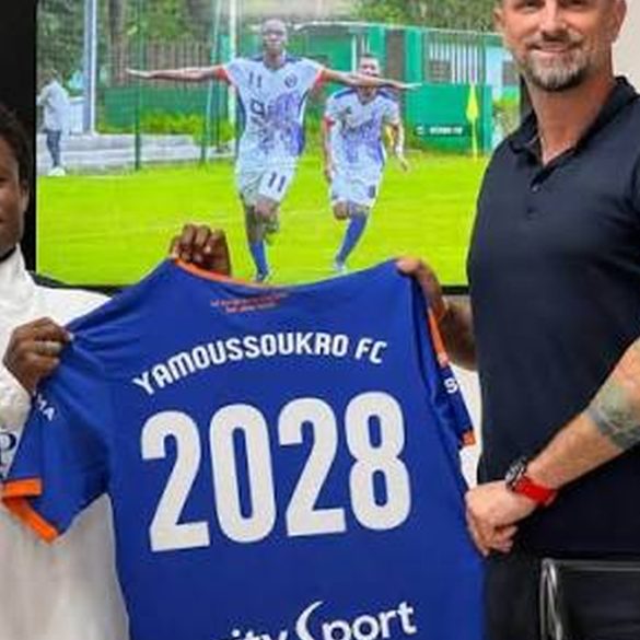 Bouba Esmel Konaté présente le maillot de Yamoussoukro FC après la signature de son contrat.