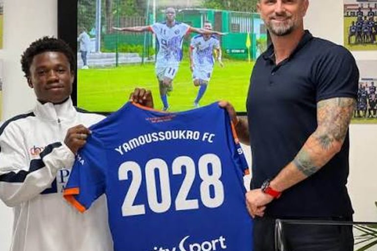 Bouba Esmel Konaté présente le maillot de Yamoussoukro FC après la signature de son contrat.