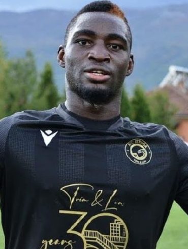 Bassirou Compaoré pose avec les couleurs d’Al-Faisaly après la confirmation de son arrivée en Jordanie.