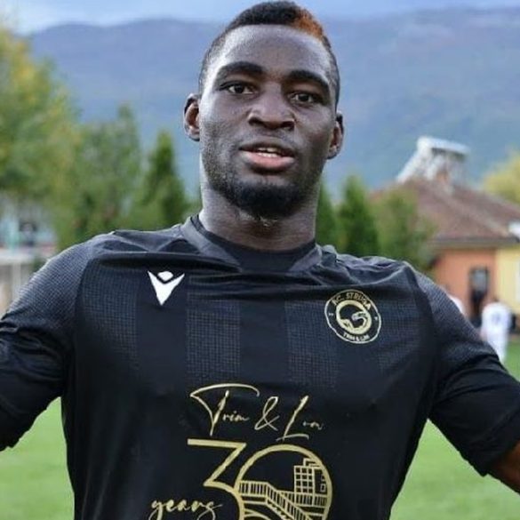 Bassirou Compaoré pose avec les couleurs d’Al-Faisaly après la confirmation de son arrivée en Jordanie.