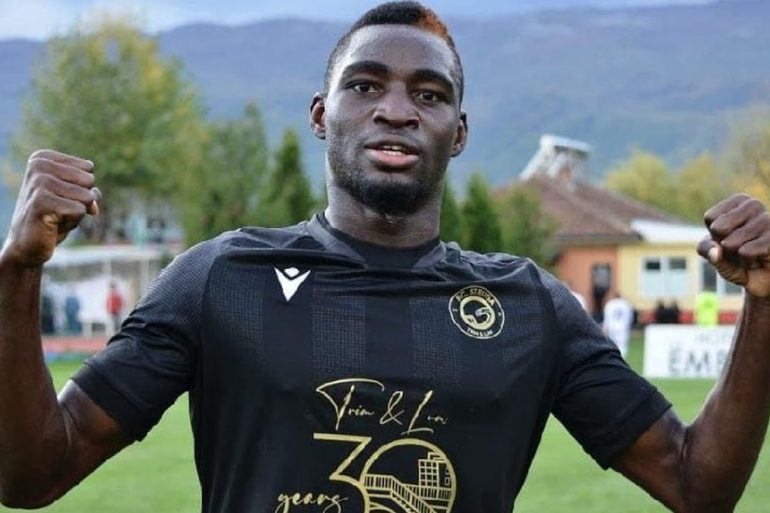 Bassirou Compaoré pose avec les couleurs d’Al-Faisaly après la confirmation de son arrivée en Jordanie.