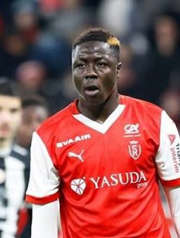 Oumar Diakité pourrait quitter le Stade de Reims après son prêt au Cercle Bruges, alors que Schalke accélère les discussions.