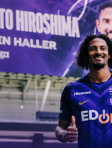 Sébastien Haller célèbre son premier but officiel en J1 League.