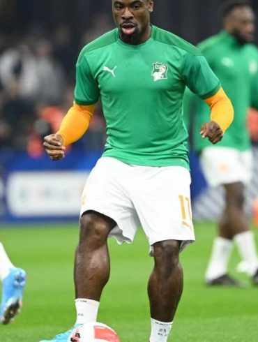 Serge Aurier revient au RC Lens pour intégrer le staff des U15.